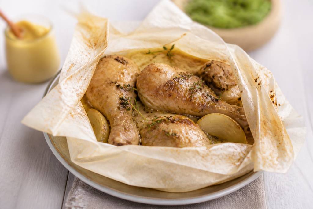 Cuisses de poulet en papillote moutarde : une recette savoureuse et facile enveloppée de douceur